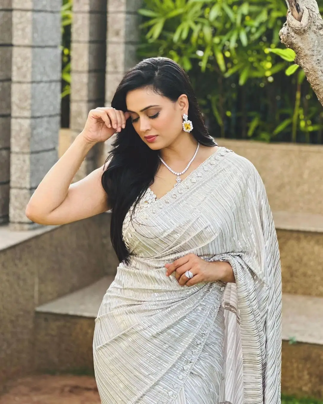 BOLLYWOOD ACTRESS SHWETA TIWARI STILLS IN WHITE SAREE 2